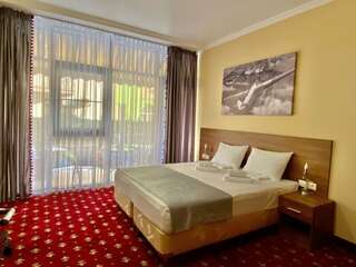 Отель Чкалов Адлер Люкс с кроватью размера «king-size» и балконом-1