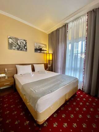 Отель Чкалов Адлер Улучшенный номер с кроватью размера «king-size» или 2 отдельными кроватями-1